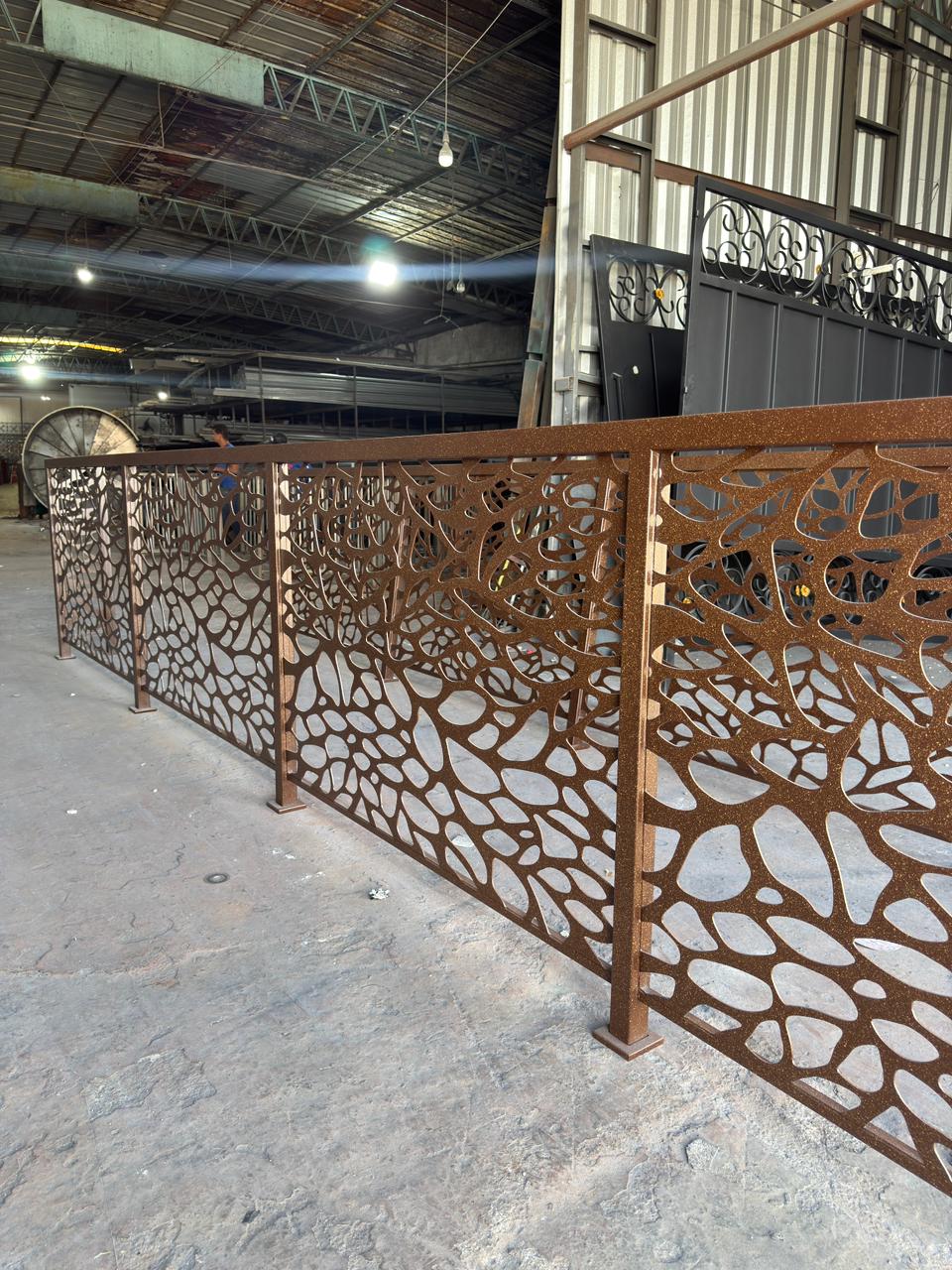 Painel metálico de desenho orgânico em etapa de produção